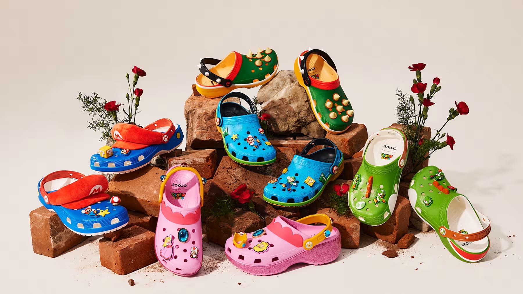 Mario Luigi Bowser Yoshi en Princess Peach krijgen op 15 juli hun eigen Super Mario Crocs