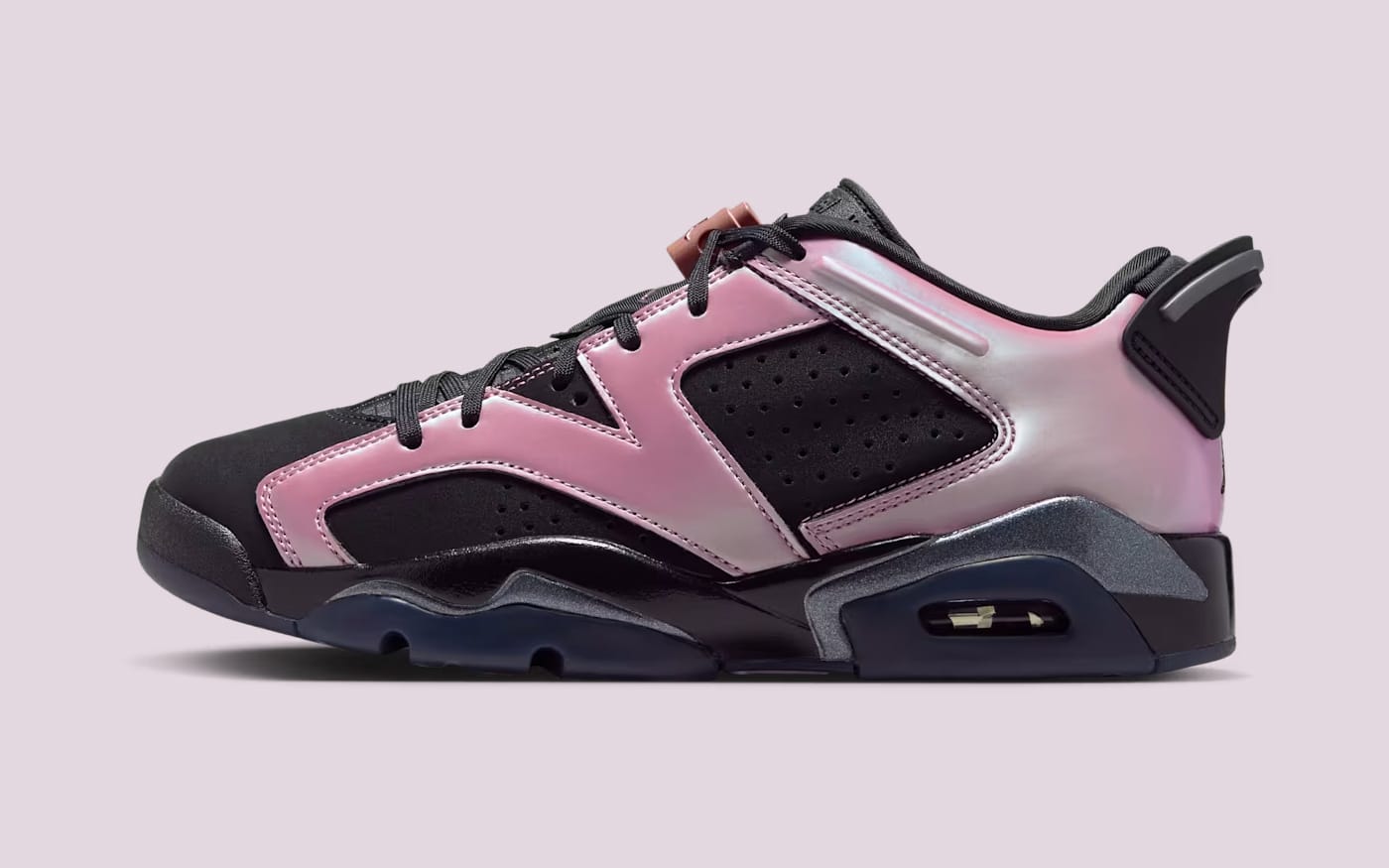 Matzwart en glanzend roze komen samen op de Air Jordan 6 Retro Low Wmns Metamorphosis