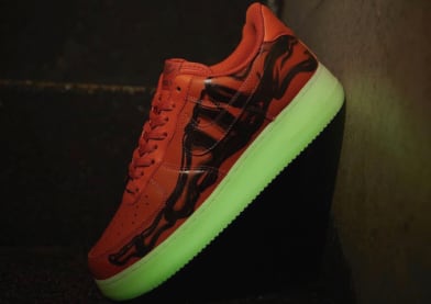 Deze spooky Nike Air Force 1 Skeleton geeft licht in het donker!