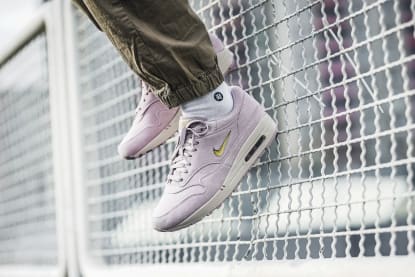 NIKE AIR MAX 1 PREMIUM SC PARTICLE ROSE / METALLIC GOLD