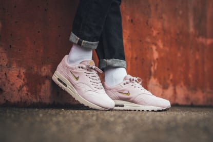 NIKE AIR MAX 1 PREMIUM SC PARTICLE ROSE / METALLIC GOLD