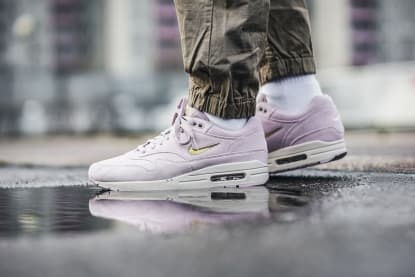 NIKE AIR MAX 1 PREMIUM SC PARTICLE ROSE / METALLIC GOLD