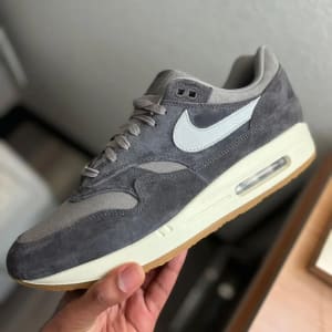 NIKE AIR MAX 1 PRM CREPE SOFT GREY FOTO 2