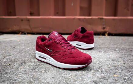 Nike air max red 2025 suede