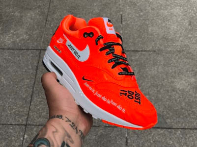 Nieuwe Beelden Van De Nike Air Max 1 Orange "Just Do It"