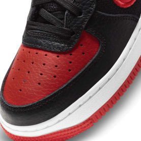 Deze Nike Air Force 1 Low "82" wisselt de Bred en Royal colorways af