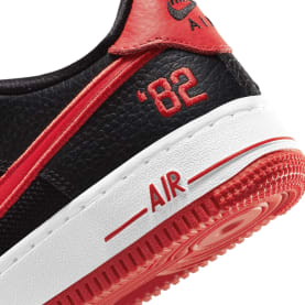 Deze Nike Air Force 1 Low "82" wisselt de Bred en Royal colorways af