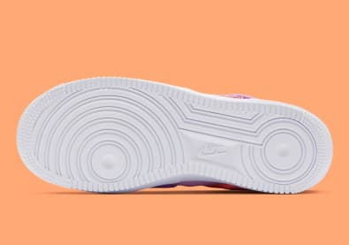 Nike voorziet de Air Force 1 Cut-Out Swoosh van een nieuwe Violet Star colorway