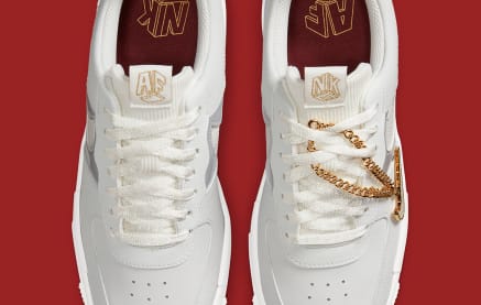 Nike voorziet de Air Force 1 Pixel van een gouden Sneaker Squad