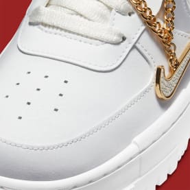 Nike voorziet de Air Force 1 Pixel van een gouden ketting en hanger