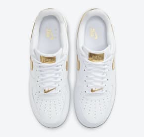 Bling! Een met gouden details afgewerkte Nike Air Force 1 is onderweg