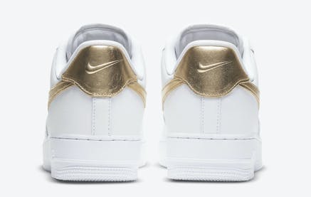 Bling! Een met gouden details afgewerkte Nike Air Force 1 is onderweg