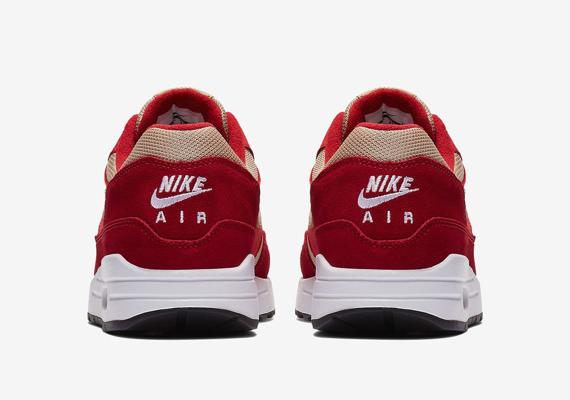 Een Gedetailleerde Blik Op Het Nike Air Max 1 “Curry” Pack