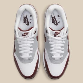 Een nieuwe bruin lederen Nike Air Max 1 met mini swoosh is onderweg!