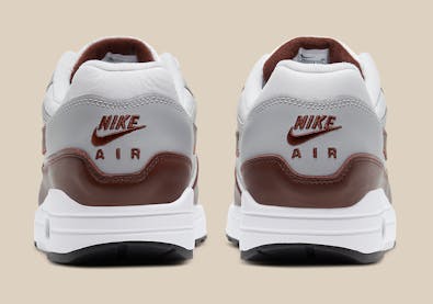 Een nieuwe bruin lederen Nike Air Max 1 met mini swoosh is onderweg!