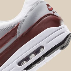 Een nieuwe bruin lederen Nike Air Max 1 met mini swoosh is onderweg!