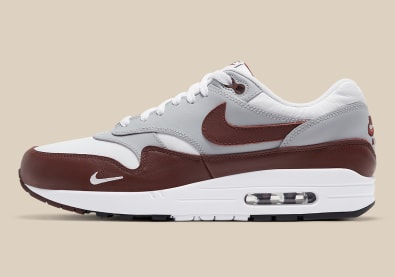 Een nieuwe bruin lederen Nike Air Max 1 met mini swoosh is onderweg!