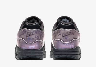 Nog niet moe van logo's? Check dan deze upcoming Nike Air Max 1 "Logo Print"