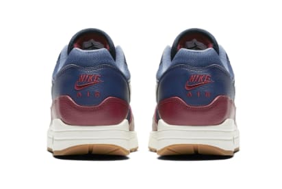 Deze Premium Nike Air Max 1 Navy Red Is Onderweg