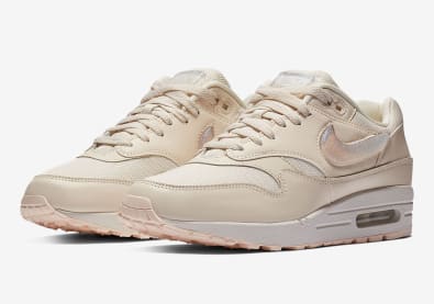 Nike voorziet de Air Max 1 van een "Oversized Jewel Swoosh" in drie colorways