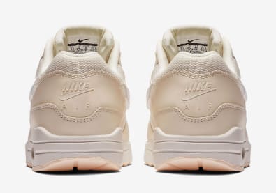 Nike voorziet de Air Max 1 van een "Oversized Jewel Swoosh" in drie colorways