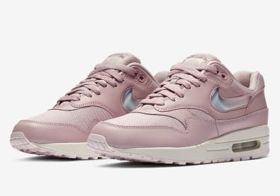 Nike voorziet de Air Max 1 van een "Oversized Jewel Swoosh" in drie colorways