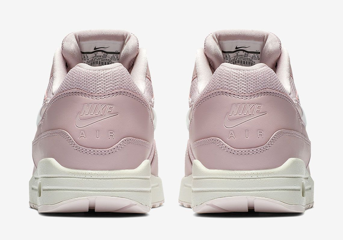 Nike voorziet de Air Max 1 van een "Oversized Jewel Swoosh" in drie colorways