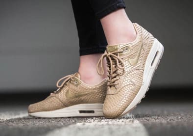 Hoog bling gehalte met deze Nike Air Max 1 Premium "Gold Scale"