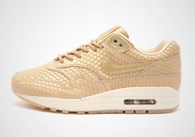 Hoog bling gehalte met deze Nike Air Max 1 Premium "Gold Scale"