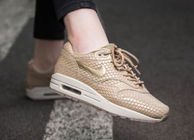 Hoog bling gehalte met deze Nike Air Max 1 Premium "Gold Scale"