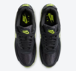 Nike draait de boel om met deze Air Max 90 voorzien van reverse branding