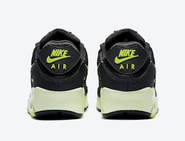 Nike draait de boel om met deze Air Max 90 voorzien van reverse branding