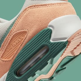 Heerlijke materialen zijn gebruikt voor deze Air Max 90 "Dutch Green"