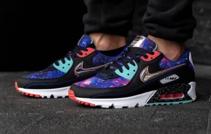 Nike verkent het heelal met de Nike Air Max 90 "Galaxy"