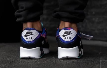 Nike verkent het heelal met de Nike Air Max 90 "Galaxy"