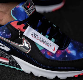 Nike verkent het heelal met de Nike Air Max 90 "Galaxy"