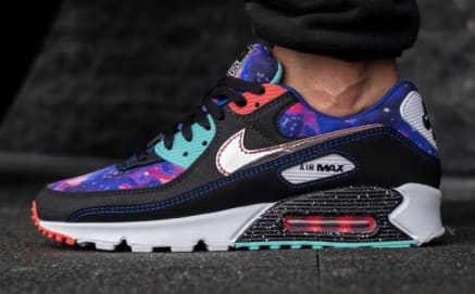 Nike verkent het heelal met de Nike Air Max 90 "Galaxy"