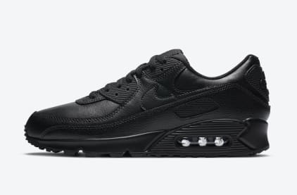 Nike voorziet de Air Max 90 binnenkort van een triple black lederen bovenkant