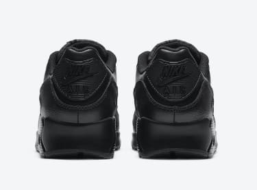 Nike voorziet de Air Max 90 binnenkort van een triple black lederen bovenkant