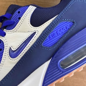 Nike voorziet ook de Air Max 90 van Jewel Swooshes