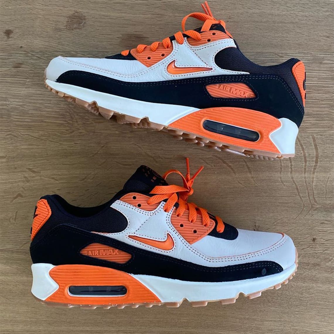 Nike voorziet ook de Air Max 90 van Jewel Swooshes