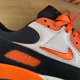 Nike voorziet ook de Air Max 90 van Jewel Swooshes