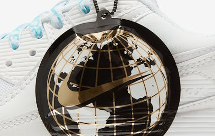 Nike strooit met Swooshes op deze Nike Air Max 90 "Worldwide"