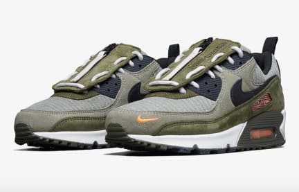 Nike past de Surpus Supply colorway toe op de Air Max 90 en Air Max 95