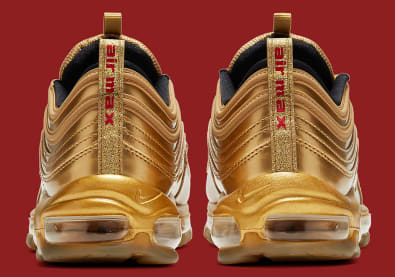 Ga full out bling bling met deze volledig goud gekleurde Nike Air Max 97