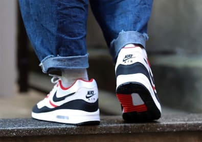 On-feet foto's en releasedatum van de Nike Air Max Light "Sport Red/Navy"