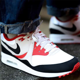 On-feet foto's en releasedatum van de Nike Air Max Light "Sport Red/Navy"