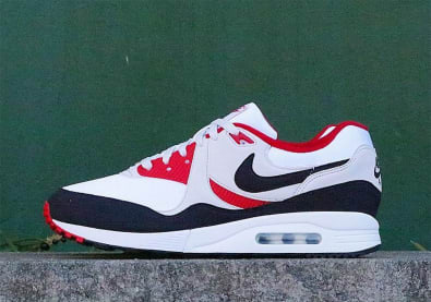 On-feet foto's en releasedatum van de Nike Air Max Light "Sport Red/Navy"