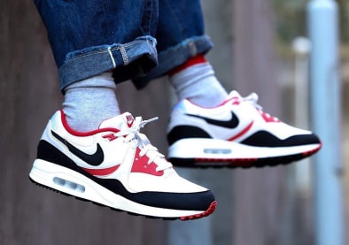 On-feet foto's en releasedatum van de Nike Air Max Light "Sport Red/Navy"