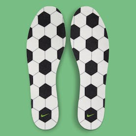 Deze Nike Blazer Low '77 "Soccer Pitch" is voorzien van een stukje grasmat